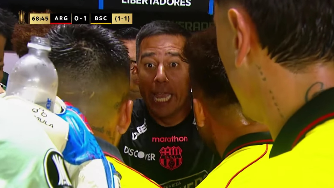 «Cabeza fría y testículos calientes»: la arenga de César Farías que resucitó a Barcelona y eliminó a Argentinos Juniors