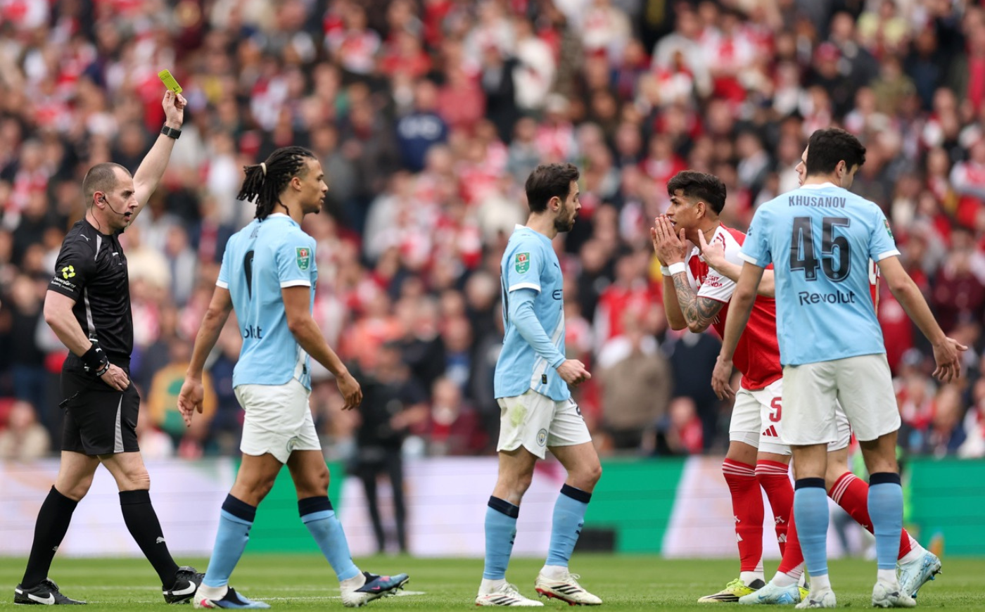 Piero Hincapié perdió con el Arsenal la final de la Carabao Cup ante el Manchester City