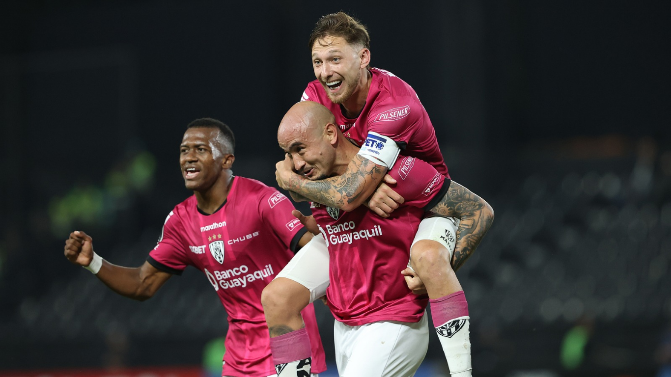 Independiente del Valle derrotó a Libertad en la Copa Libertadores con un triplete de Carlos González