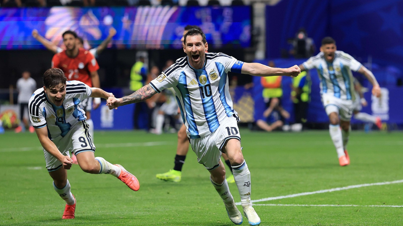 Argentina avanza con sufrimiento a los cuartos de final del Mundial tras vencer 3-2 a Egipto