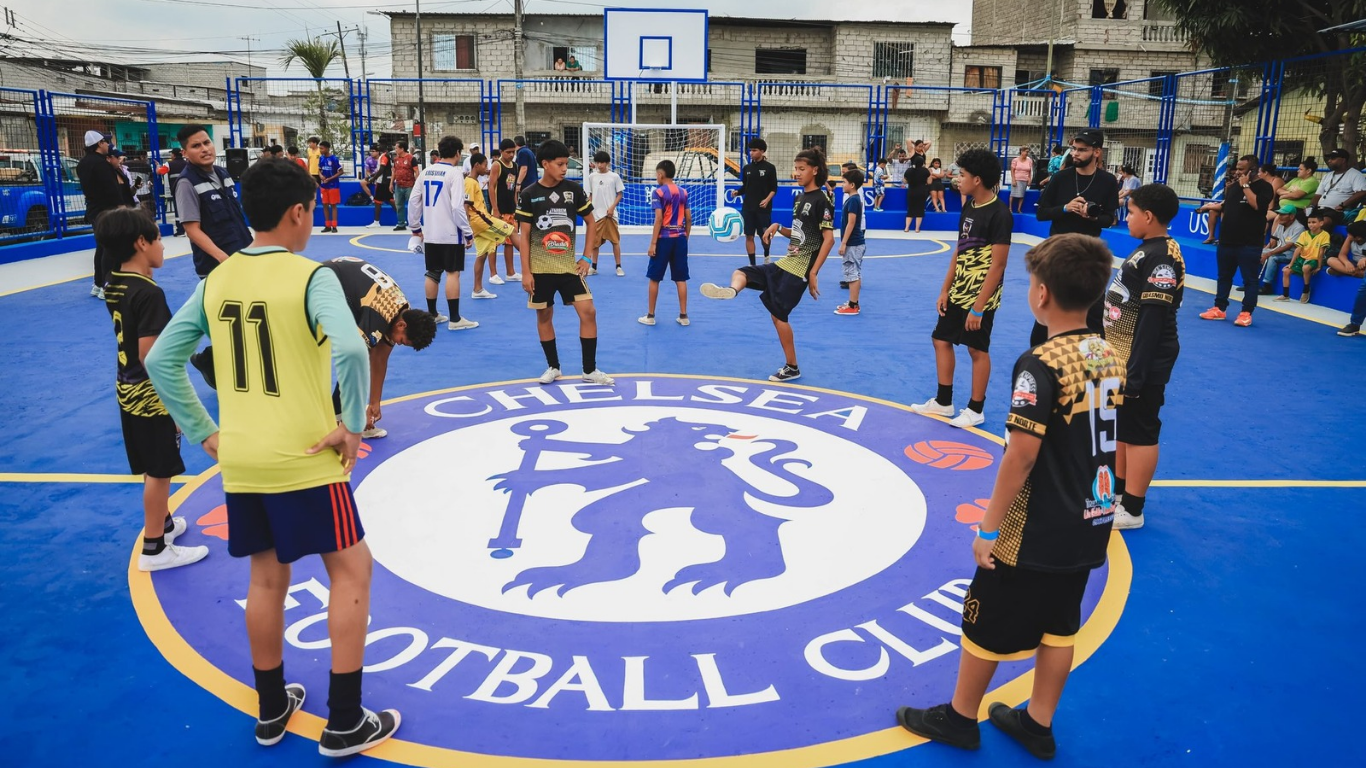 ‎El Chelsea llegó a Guayaquil: el club inglés renovó una cancha en el Guasmo Norte